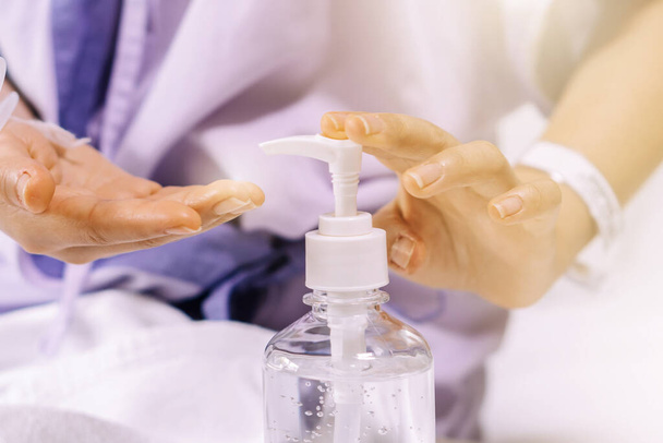 Размытый фон мытья рук, запущенный с помощью спиртового гелевого дезинфицирующего насоса в больнице, чтобы убить коронавирусный грипп. Гигиена защиты комы серьезные слабые пациенты, такие как пожилые, дети от болезней
 - Фото, изображение