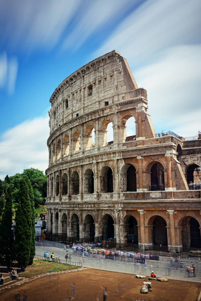 Nahaufnahme des Kolosseums, dem weltbekannten Wahrzeichen und Symbol Roms, Italien. - Foto, Bild