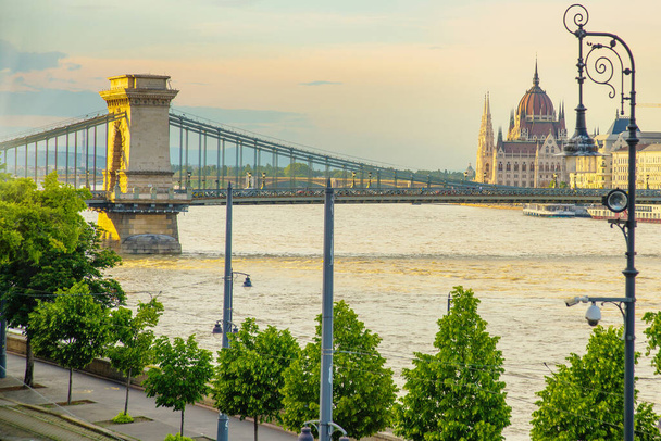 Budapest, Hungary, Europe: Beautiful landscape on the Parliament building, the chain bridge and the Danube river. View of the city from the top of hill. - Φωτογραφία, εικόνα