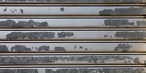 szürke acél használt gördülő redőny régi szürke fém kapu ezüst háttér - Fotó, kép