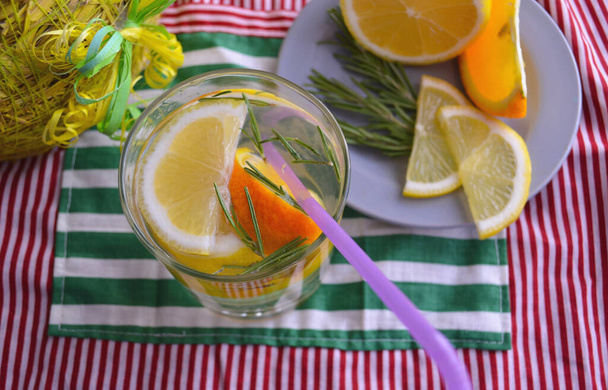 Літній здоровий лимонад, коктейлі з цитрусової води або інфузії мохіто, з лаймом, лимоном, апельсином, льодом і м'ятою, дієтичними напоями. Антиоксидант у здоровій їжі
. - Фото, зображення