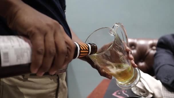 vazamento de cerveja em uma caneca de uma garrafa gerando espuma
 - Filmagem, Vídeo
