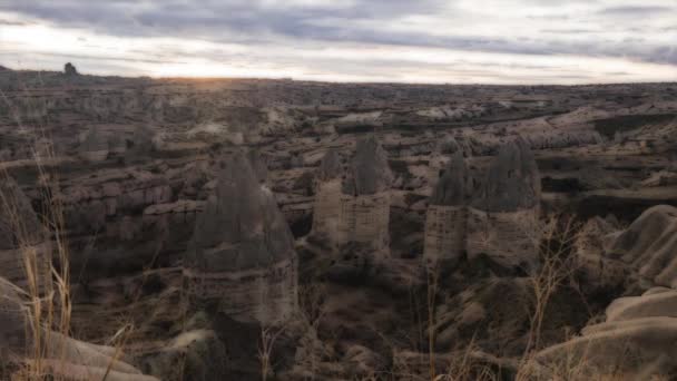 Animowane surealny skalisty krajobraz Kominy Fairy; chmury mijające i wschodzące słońce. Widok Cappadocia z punktu widzenia miłośników wzgórza. Goreme. Turcja - Materiał filmowy, wideo