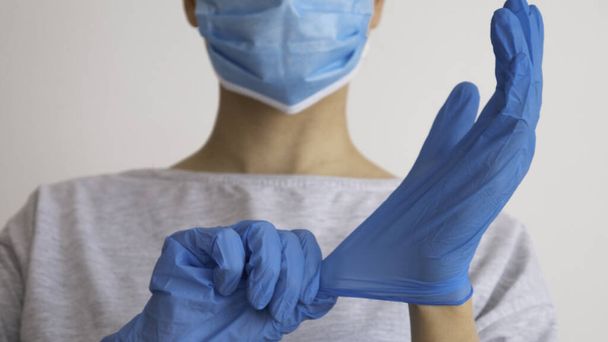 Женщина-врач или медсестра в маске в перчатках
.  - Фото, изображение
