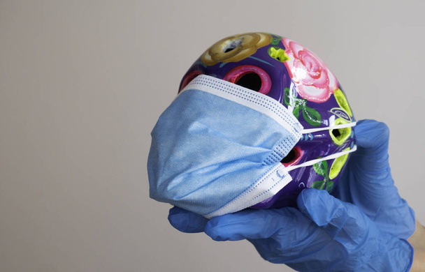 Crânes colorés décorés avec un masque médical. Jour des morts, Mexique
. - Photo, image