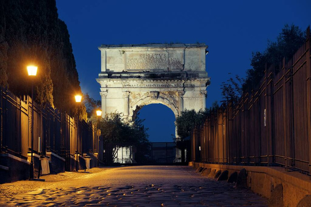 Arco di Tito (boog van Titus) 's nachts in Rome, Italië. - Foto, afbeelding