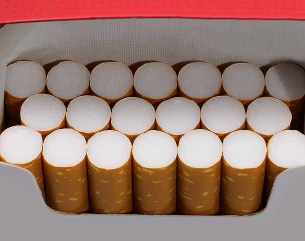 Sok cigaretta egy csomagban, amit most nyitott ki a buzgó dohányos. - Fotó, kép