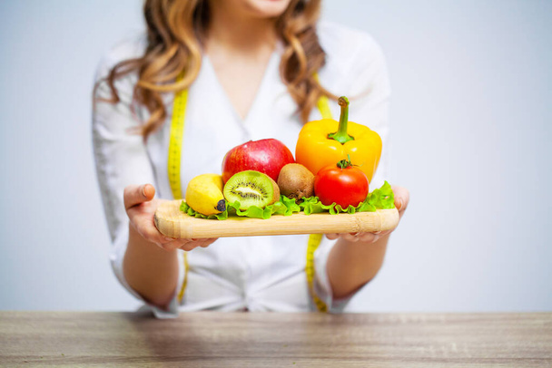健康的な食事のための新鮮な果物や野菜を保持栄養士 - 写真・画像