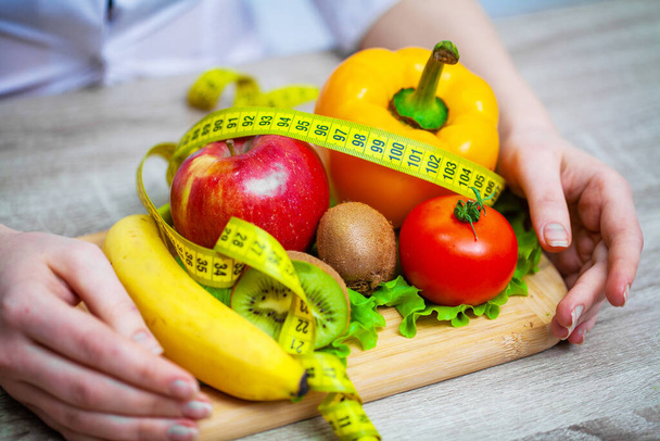 Dietetyk gospodarstwa świeże owoce i warzywa dla zdrowej diety - Zdjęcie, obraz