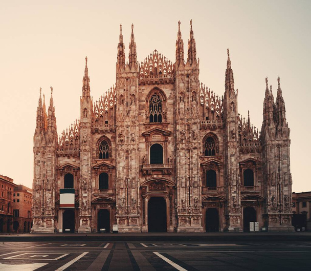 Plaza de la Catedral o Piazza del Duomo en italiano es el centro de la ciudad de Milán en Italia.  - Foto, imagen