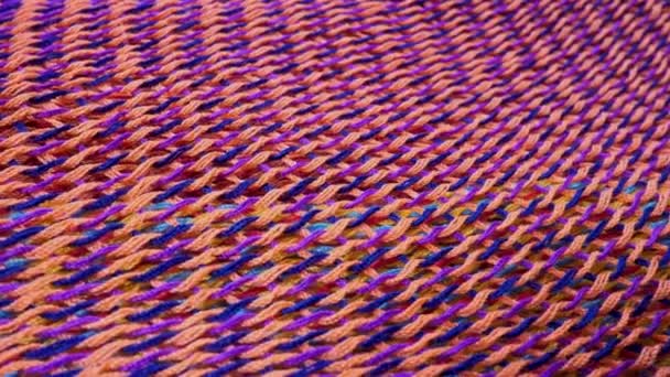 Superficie in tessuto lavorato a maglia colorato per sfondo astratto - Filmati, video