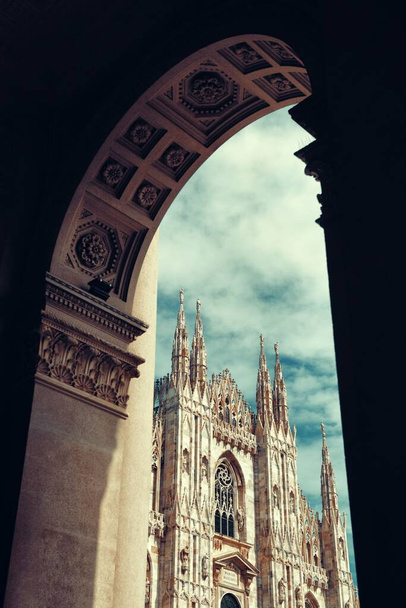 Catedral de Milão vista através do arco na Itália.  - Foto, Imagem