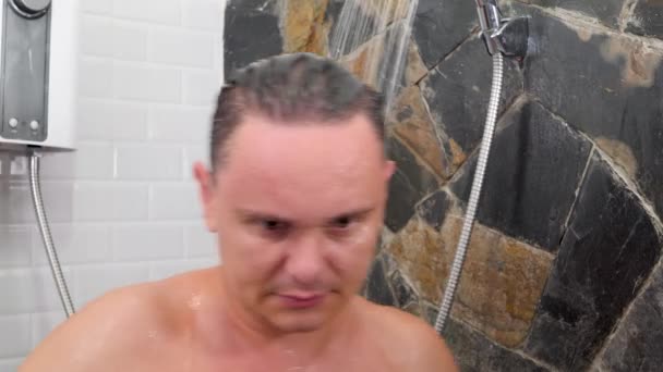 Hombre tomando ducha y lavándose el pelo
 - Metraje, vídeo