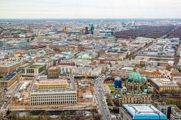 Berlín, Alemania - diciembre de 2019: Vista aérea del centro de Berlín desde la cima de la torre TY
. - Foto, imagen