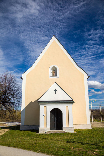 Kaplica Wniebowzięcia NMP w pobliżu miejscowości Svaty Jur, Słowacja - Zdjęcie, obraz