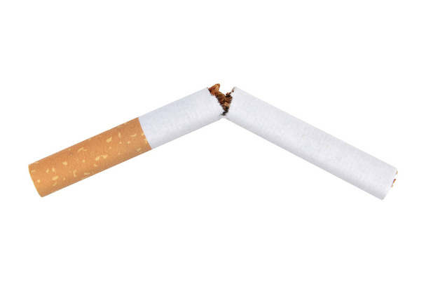 Kırık sigara beyaz ışıkta sigarayı durdurur. - Fotoğraf, Görsel