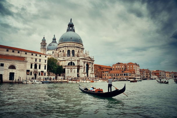 Góndola e Iglesia de Venecia Santa Maria della Salute en el canal de Italia. - Foto, imagen