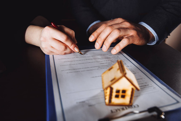 Eladni házat, miután otthon a kezét a bank employeer kulcs jóváhagyja a hitel és a vevő aláírása szerződés papír hivatalban. - Fotó, kép
