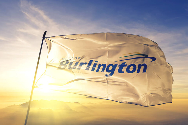 Burlington of Ontario of Canada Прапор Канади Текстильна тканина, що махає на тумані сонця - Фото, зображення