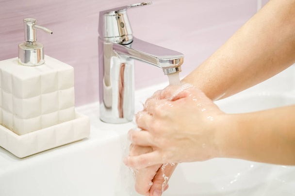 Lavagem de mãos com sabão sob o guindaste com água - Foto, Imagem