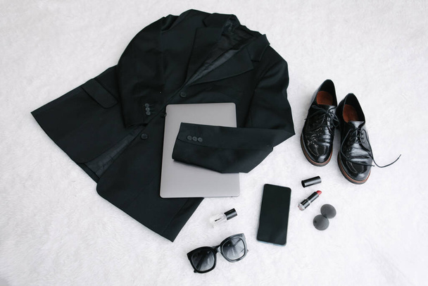 felső lakás laikus kilátás nő ruhák fekete-fehér kézitáska farmer blézer cipő napszemüveg laptop - Fotó, kép