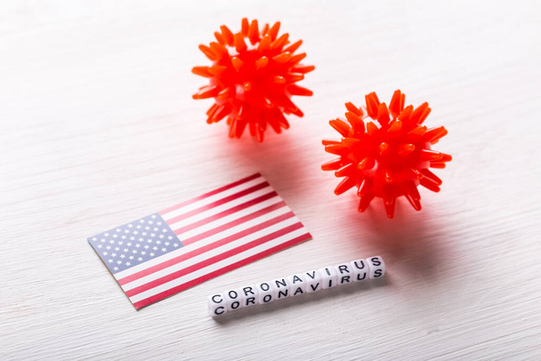 Covid-19, pandemia y concepto de virus - células coronavirus con bandera estadounidense sobre fondo blanco
. - Foto, imagen