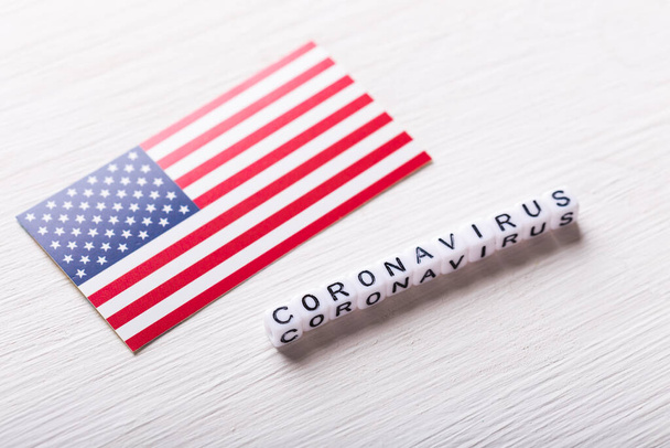 Covid-19, concetto di pandemia e virus - coronavirus con bandiera americana su sfondo bianco
. - Foto, immagini