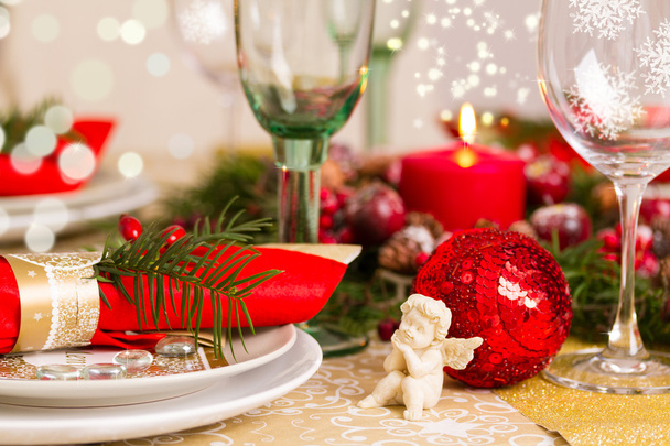 Χριστουγεννιάτικο τραπέζι με διακόσμηση διακοπών - Φωτογραφία, εικόνα