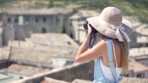 Fashionable woman, is traveling enjoying the holidays with a photo camera, taking photos. - Footage, Video