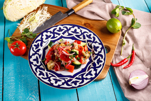 Салат из гречихи с помидорами черри, красным луком и зелеными овощами. Здоровое питание
 - Фото, изображение