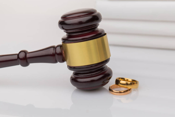 Ζευγάρι με συμβόλαιο διαζυγίου και δαχτυλίδι στο γραφείο. Διαζύγιο - Φωτογραφία, εικόνα