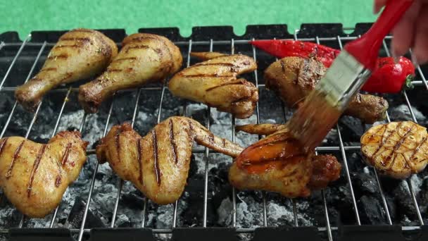 Grilované kuřecí stehýnka křídla grilování proces vaření grilování tuk s marinádou - Záběry, video