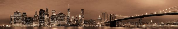 Городской вид Манхэттена с Бруклинского моста ночью - Фото, изображение