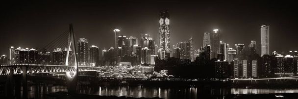 skyline Chongqing con edificios urbanos, puente y complejo comercial Hongyadong por la noche
. - Foto, imagen