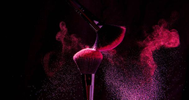 Parlak bir toz paletinde kozmetik fırçalar. Makyaj altında renkli patlama. - Fotoğraf, Görsel