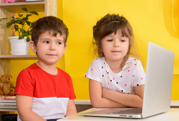 Przedszkolne lekcje zdalnego uczenia się. Chłopiec korzystający z laptopa. Edukacja i uczenie się przez Internet dla dzieci.  - Zdjęcie, obraz