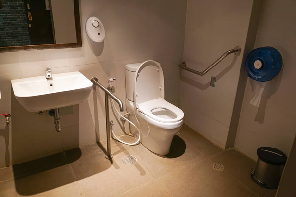 Туалетний зал для людей з обмеженими можливостями
 - Фото, зображення
