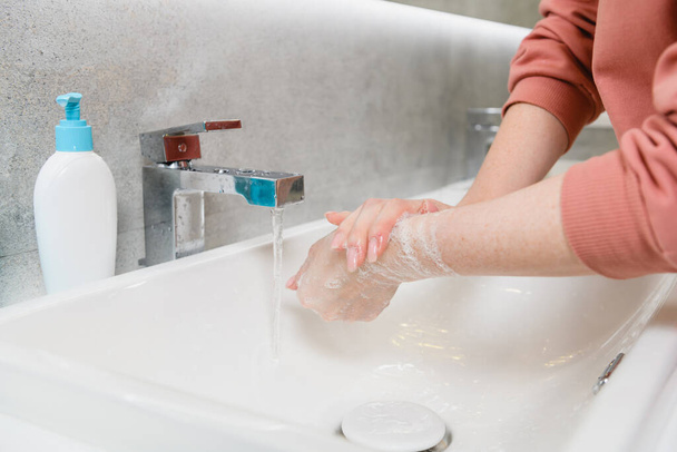 Női mosás karok mikrobák és vírusok alatt világjárvány Coronavirus otthoni fürdőszoba mosogató tisztító gél - Fotó, kép