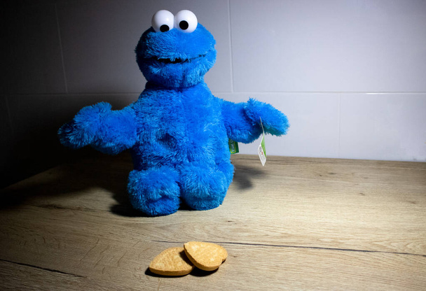 Cookie monstrum při pohledu na dvě sušenky ve tvaru srdce - Fotografie, Obrázek