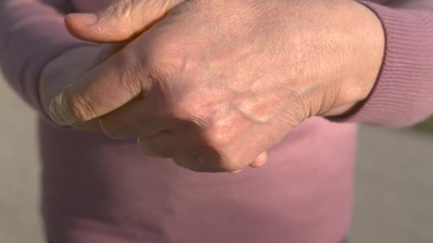 ЗАКРЫТО: белая женщина втирает антимикробный гель для дезинфекции между рук. - Кадры, видео