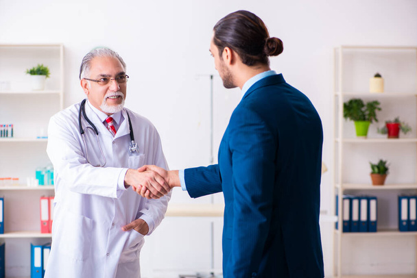 Mannelijke arts en zakenman bespreken medisch project - Foto, afbeelding