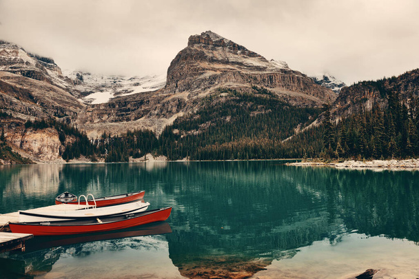Λίμνη O'hara, Yohu εθνικό πάρκο με κανό, Καναδάς. - Φωτογραφία, εικόνα