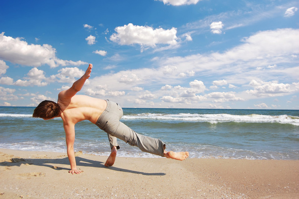 akrobatyczny chłopak na plaży - Zdjęcie, obraz