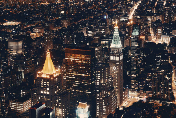 New York City historical skyscrapers and urban cityscape at night. - Foto, afbeelding