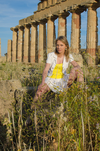 Молодая красивая женщина в античном городе
 - Фото, изображение