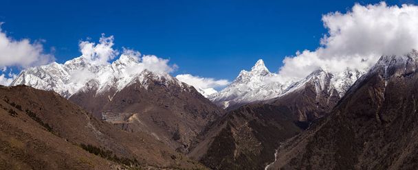 Himalajan vuorten panoraama matkalla Everestille, Nepaliin
 - Valokuva, kuva