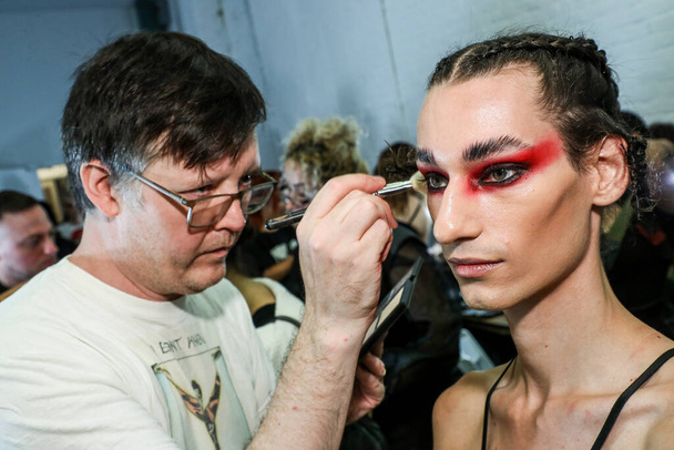 NEW YORK, NEW YORK - SEPTEMBER 10: A model getting ready backstage during Kaimin Ready to Wear Spring/Summer 2020 fashion show during New York Fashion Week on September 10, 2019 in New York City. - Фото, зображення
