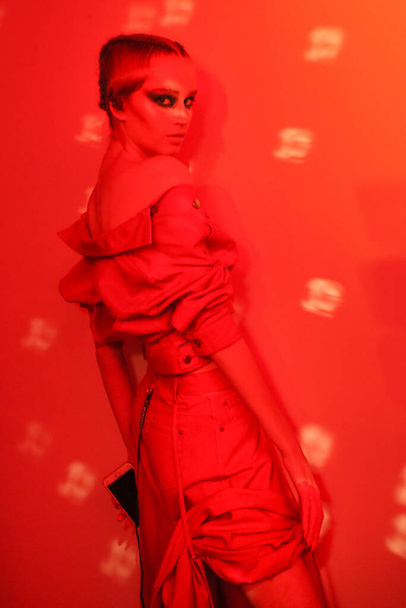 NEW YORK, NEW YORK - SEPTEMBER 10: A model posing backstage during Kaimin Ready to Wear Spring/Summer 2020 fashion show during New York Fashion Week on September 10, 2019 in New York City. - Foto, Imagem