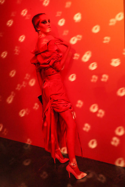 NEW YORK, NEW YORK - SEPTEMBER 10: Een model dat backstage poseert tijdens de modeshow Kaimin Ready to Wear Spring / Summer 2020 tijdens de New York Fashion Week op 10 september 2019 in New York City. - Foto, afbeelding