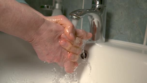 GESCHLOSSEN: Unerkannte ältere Frau wäscht sich im Badezimmer die Hände. - Filmmaterial, Video
